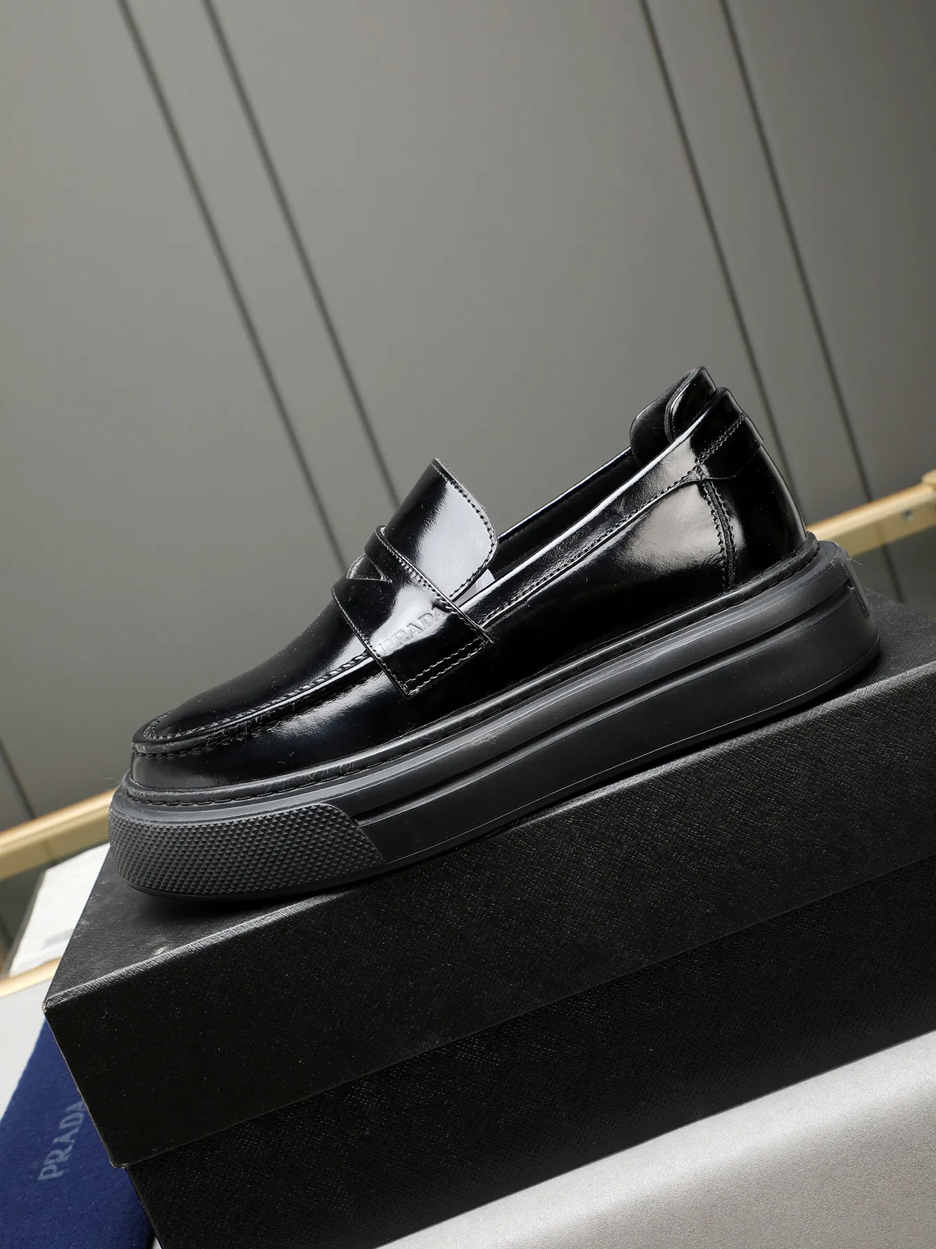 Men's Men's Shoes 💰500 Prada/Prada Men's new casual shoes, this upper is made of imported calfskin + sheep lining! The outsole is made of non-slip foam outsole, which feels good on your feet and is a fashionable and stylish item!  Size: 38-44 (45 customized)
